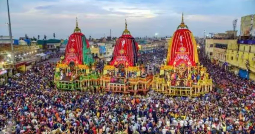Jagannath Rath Yatra: ओडिशा के पुरी में मंगलवार से शुरू हो रही भगवान जगन्नाथ की वार्षिक 'रथ यात्रा' के साथ समुद्र किनारे तीर्थ नगरी में हजारों भक्तों की भीड़ उमड़ पड़ी।