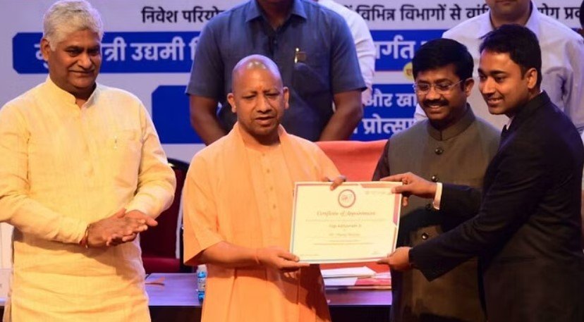 CM Yogi ने उद्यमी मित्रों को बांटे नियुक्ति पत्र, कहा- निवेश और रोजगार हमारी प्राथमिकता