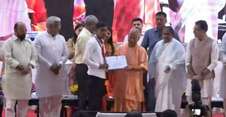 CM Yogi ने मेधावियों को किया सम्मानित, Medals पहनाकर दिया certificates