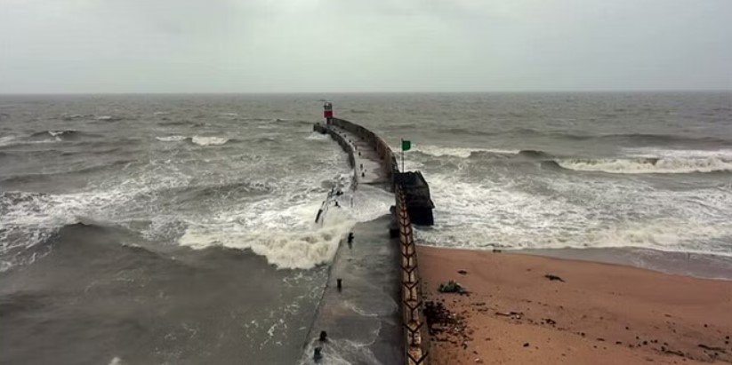Cyclone Biparjoy: खतरनाक 'बिपरजॉय' पहुंचा गुजरात के करीब, भारी बारिश और तूफान