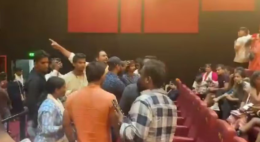 महाराष्ट्र के पालघर में Film Adipurush स्क्रीनिंग के दौरान एक हिंदू समूह के सदस्य हंगामा करते दिखे
