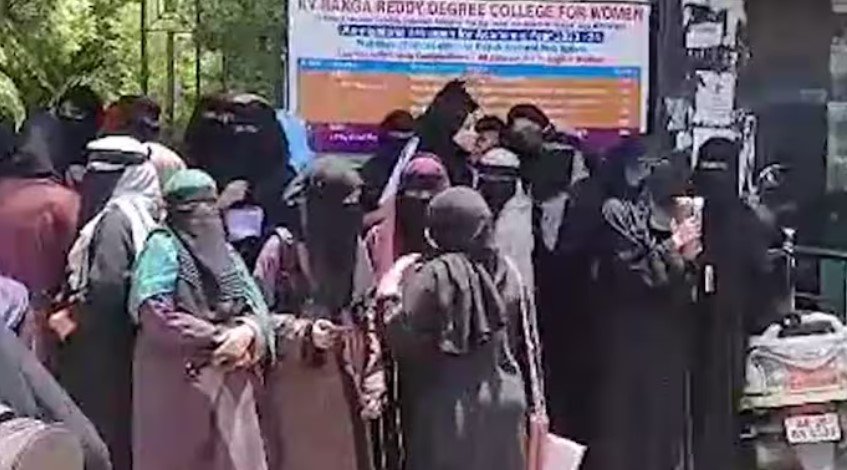 बुर्का पहने छात्रों को Hyderabad college में नहीं मिला प्रवेश, तेलंगाना के मंत्री ने 'Short Dress' वाले बयान पर दिया विवाद