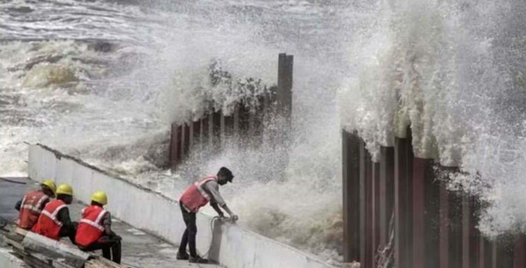 Cyclone Biparjoy Update: राजस्थान की तरफ बढ़ा 'बिपारजॉय', गुजरात में भारी बारिश के आसार