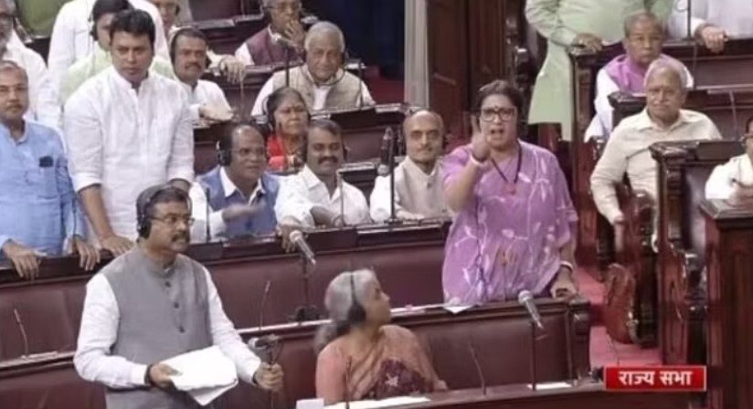 राज्यसभा में विपक्ष के सवाल पर भड़कीं स्मृति ईरानी, कहा- बताएं राहुल गांधी ने मणिपुर में कैसे लगाई आग?