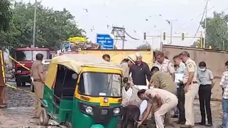 दिल्ली: बारिश के पानी से भरी खाई में गिरा ऑटोरिक्शा, ड्राइवर डूबा
