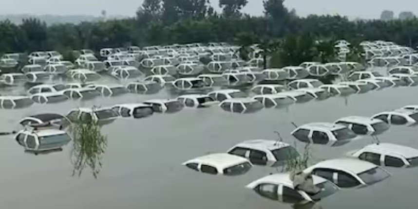 हिंडन में बाढ़ ने मचाई तबाही, लगातार बढ़ रहा नदी का जलस्तर, हजारों लोग हुए बेघर; निचले इलाकों को खाली कराया जा रहा है