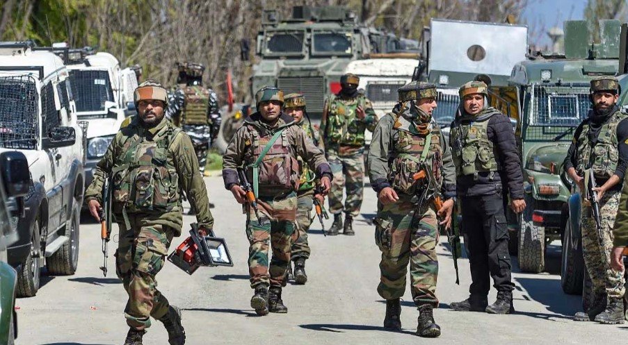 Jammu Kashmir के पहाड़ी इलाके में सेना और आतंकियों के बीच मुठभेड़, 3 जवान शहीद