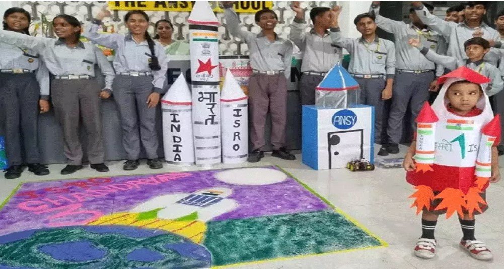 Chandrayaan 3 की लैंडिंग से पहले स्कूली बच्चों में भारी उत्साह