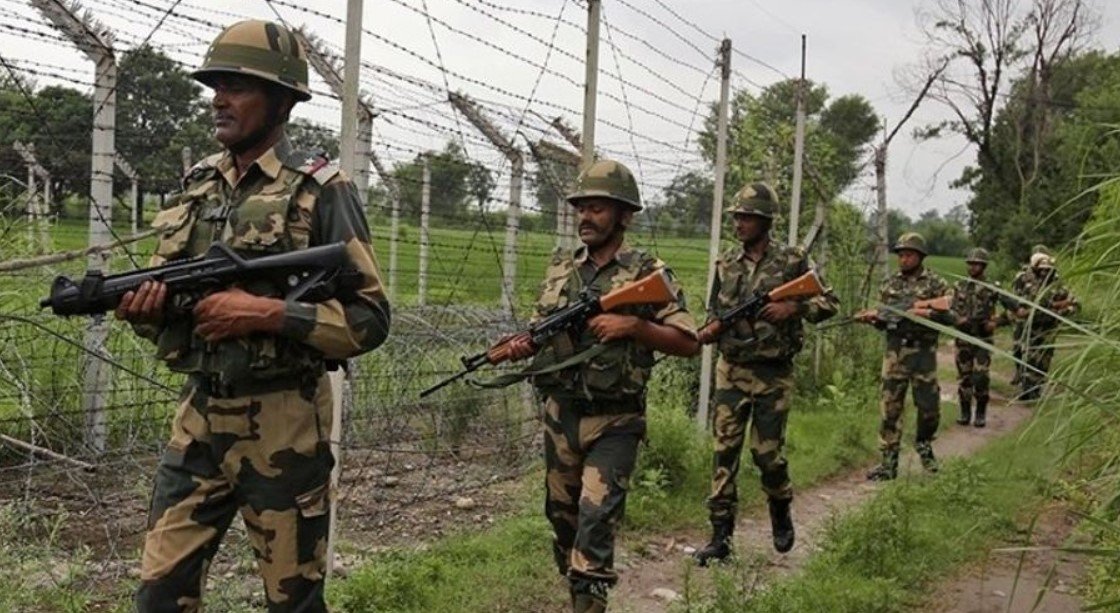 भारतीय सेना (Indian Army) ने उत्तरी कश्मीर के कुपवाड़ा (Kupwara) जिले के माछिल सेक्टर (Machil Sector) में भारी मात्रा में हथियार और गोला-बारूद बरामद किया है. सेना ने अपने एक ट्वीट में ये जानकारी दी है कि हमारी एक टीम ने राज्य की पुलिस फोर्स यानी जम्मू-कश्मीर पुलिस (Jammu Kashmir Police) और बीएसएफ (BSF) के ज्वाइंट सर्च ऑपरेशन के दौरान भारी मात्रा में हथियार और गोला-बारूद बरामद किया गया है. सेना का बयान भारतीय सुरक्षा एजेंसियों को मिली इस कामयाबी के बाद बीएसएफ के एक अधिकारी ने कहा, 'बीएसएफ के खास इनपुट पर, 18 अगस्त 2023 को नियंत्रण रेखा, सेक्टर कुपवाड़ा, कश्मीर के पास बीएसएफ और भारतीय सेना के जवानों द्वारा एक संयुक्त अभियान शुरू किया गया था, जिसके दौरान युद्ध (War) में इस्तेमाल होने वाले ये हथियार बरामद किए गए हैं.' AK सीरीज राइफल्स - 05 AK मैग - 08 9MM पिस्टल - 07 9MM पिस्टल मैगज़ीन - 15 7.62 MM AK राउंड - 415 7.62 MM AP राउंड - 115 9 MM राउंड - 244 हथगोले - 04 अधिकारिक सूत्रों से मिली जानकारी के मुताबिक सुरक्षा बलों की संयुक्त टीम का माछिल सेक्टर में सर्च आपरेशन जारी है. सेना ने किए आतंकी ढेर जम्मू कश्मीर में भारतीय सेना और सुरक्षाबलों के ऑपरेशन लगातार जारी है. यहां से धारा 370 और 35 A के हटने के बाद आतंकवादियों की कमर टूट चुकी है. टारगेट किलिंग की कुछ घटनाओं को छोड़कर कश्मीर में आतंकी वारदातों में कमी आई है. वहीं अगर कुपवाड़ा की बात करें तो LoC पर मौजूद भारतीय सुरक्षाबलों ने अपनी मुस्तैदी से आतंकियों के घुसपैठ की लगभग हर कोशिश को नाकाम कर दिया है. ऑपरेशन क्लीन हो या कोई अन्य मुहिम आतंकवादियों का राज्य में तेजी से सफाया हो रहा है.