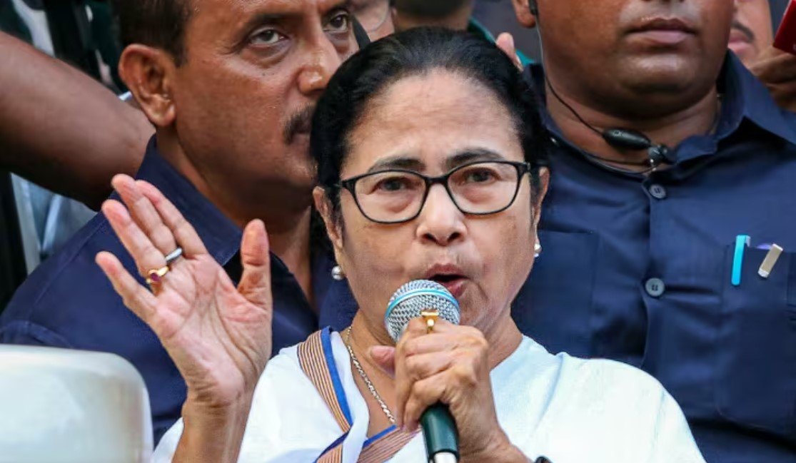 सनातन धर्म को लेकर विवादित बयान पर विपक्ष में फूट, ममता बनर्जी ने दे दी ये नसीहत