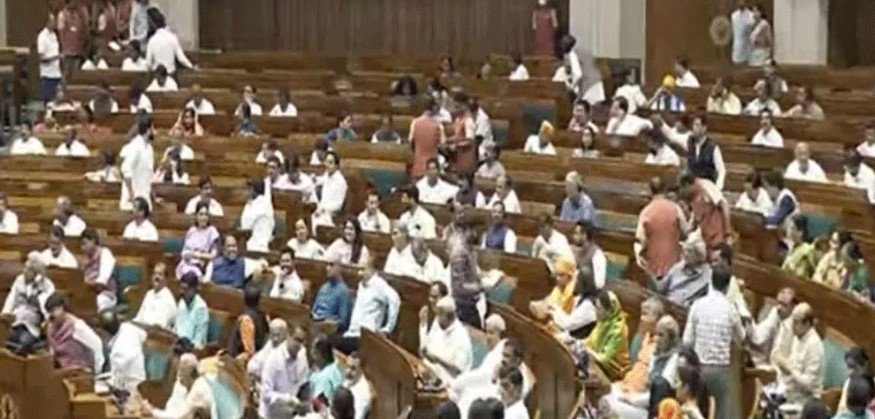 लोकसभा में मतदान डिजिटल तरीके से क्यों नहीं हुआ? सांसदों ने पर्ची से डाले वोट