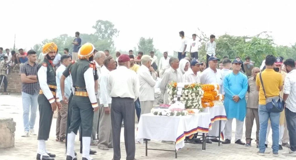 पंचतत्व में विलीन हुए मेजर आशीष, आखिरी दर्शन के लिए उमड़ा जनसैलाब