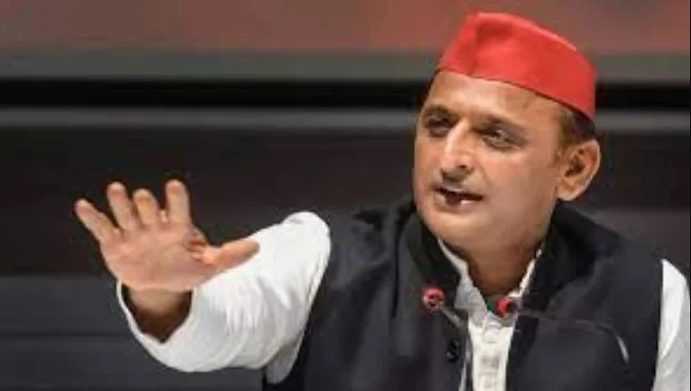 Akhilesh Yadav: गेट फांदकर घुसे Akhilesh, Jaiprakash Narayan की मूर्ति पर किया माल्‍यार्पण, LDA ले सकता, ये action